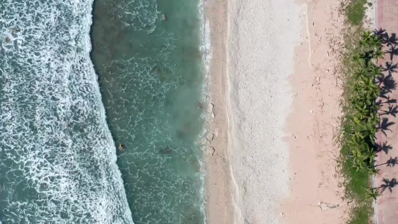 航拍海水拍向沙滩视频素材