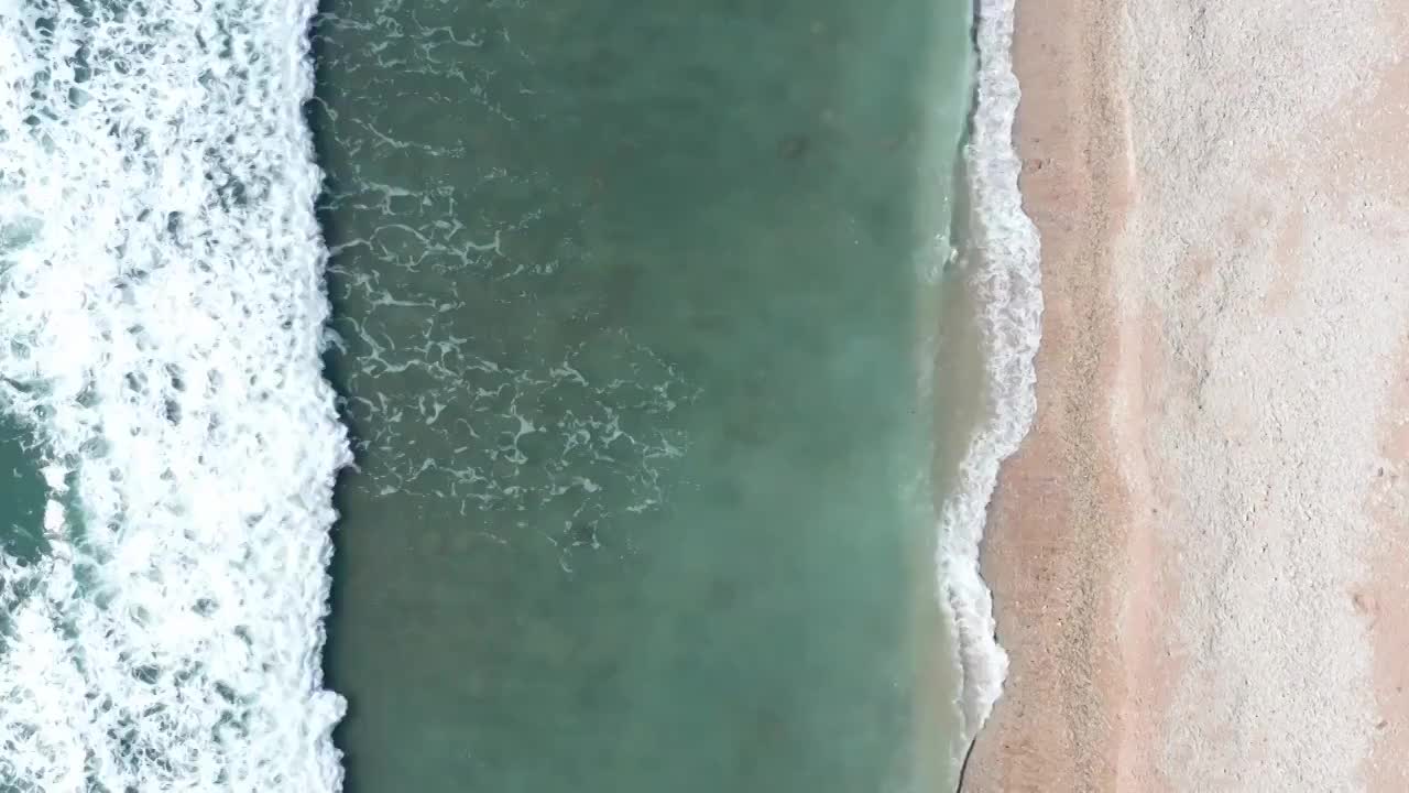 航拍海水拍向沙滩视频素材