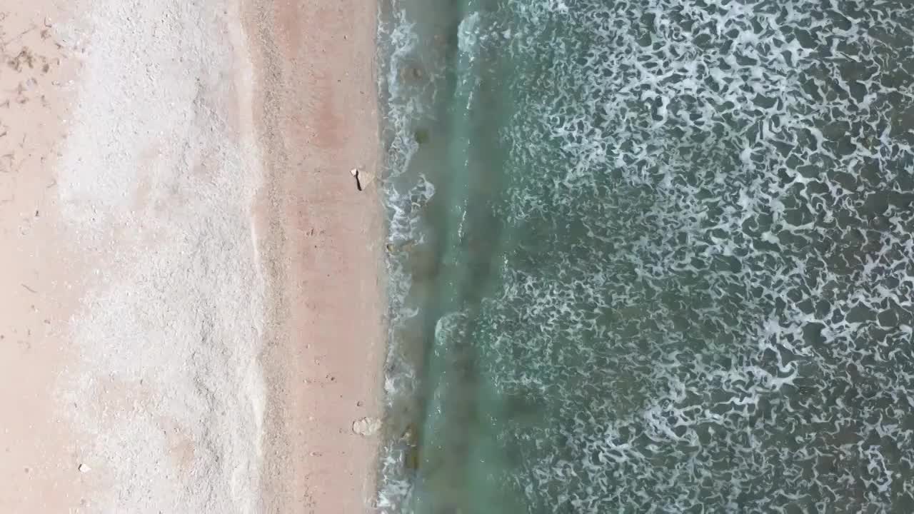 航拍海水拍向沙滩视频素材