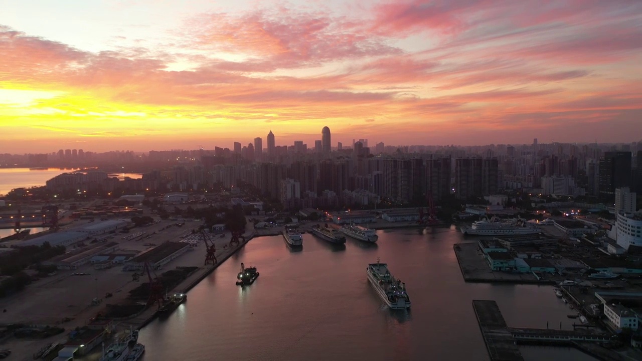 航拍日出琼州海峡滚装客船轮渡驶入海南省海口港视频下载