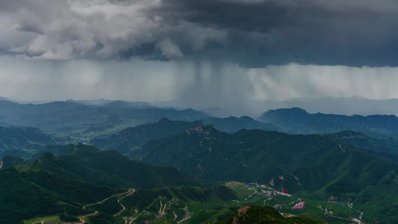 高角度拍摄北京房山百花山白草畔乳状云大雨幡视频素材