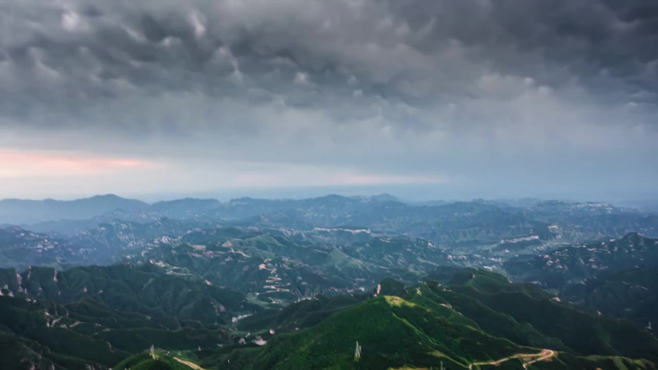 高角度拍摄北京房山百花山白草畔乳状云大雨幡视频素材