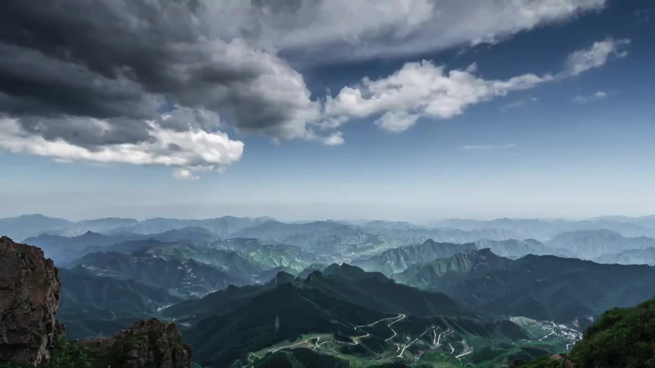 高角度拍摄北京房山百花山白草畔乳状云大雨幡视频素材