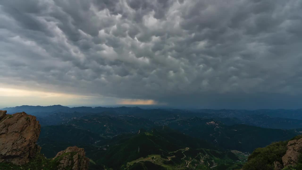 高角度拍摄北京房山百花山白草畔乳状云大雨幡视频素材