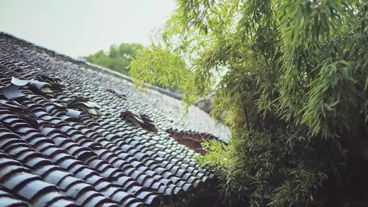 透过窗户看雨中江南民居瓦房视频下载