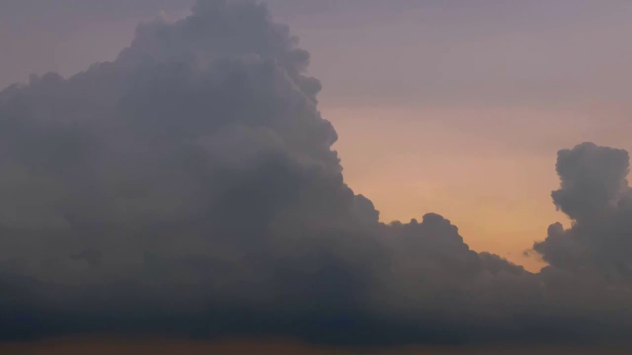 恶劣天气天空中变化的积雨云延时摄影特写视频素材