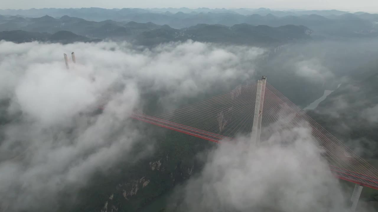 航拍云雾中的贵州六广河特大桥视频下载