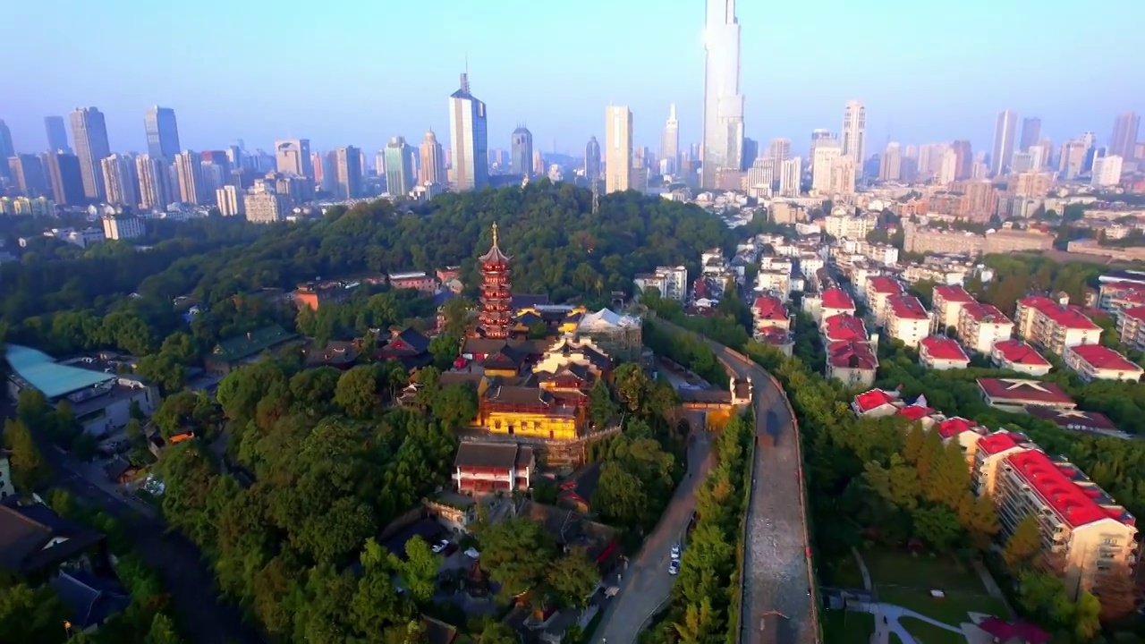 中国江苏省南京市明长城和鸡鸣寺清晨风光航拍视频素材