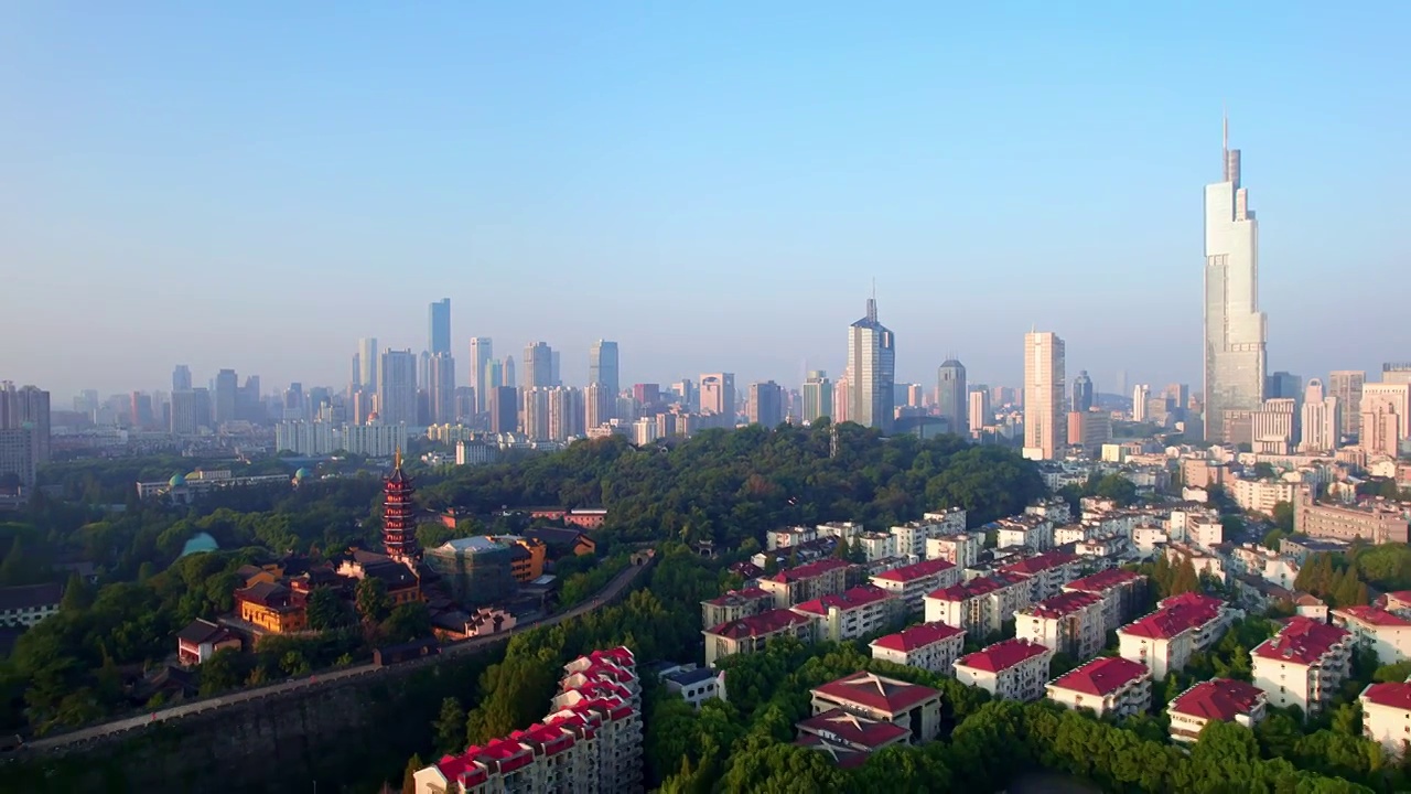 中国江苏省南京市明长城和鸡鸣寺清晨风光航拍视频素材