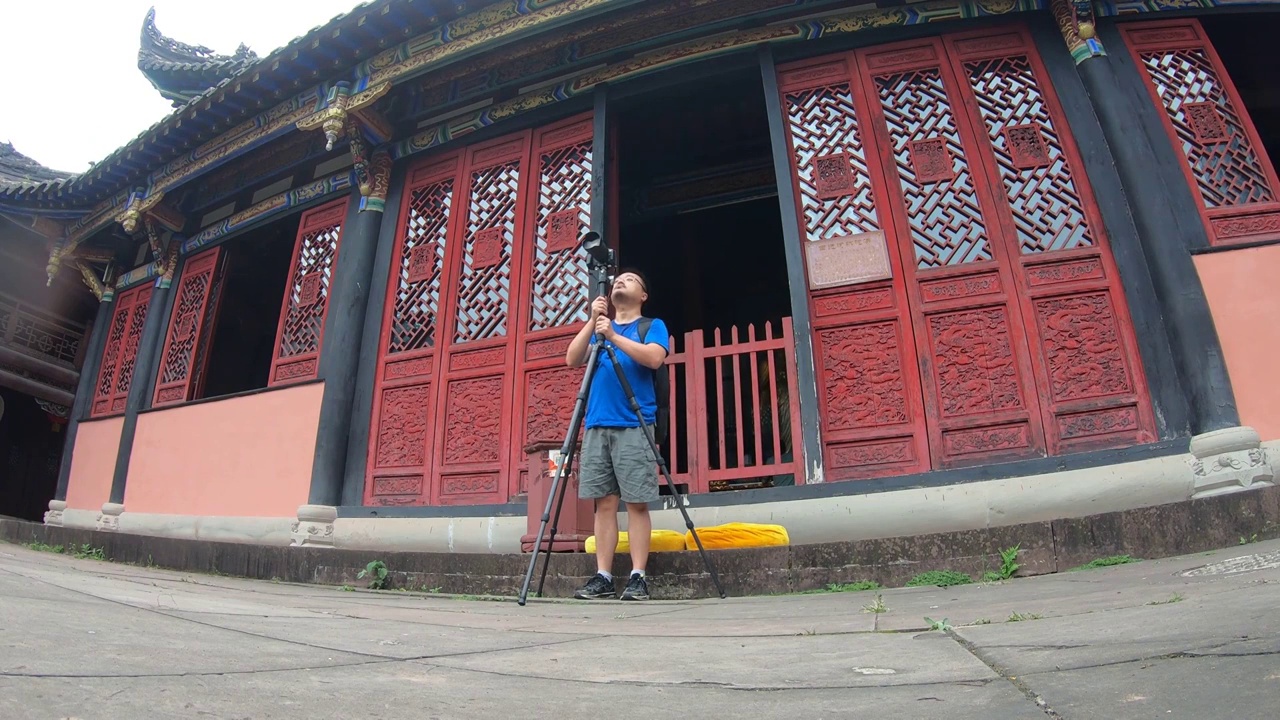 景点拍摄延时：摄影师在内江圣水寺使用三脚架拍摄视频素材