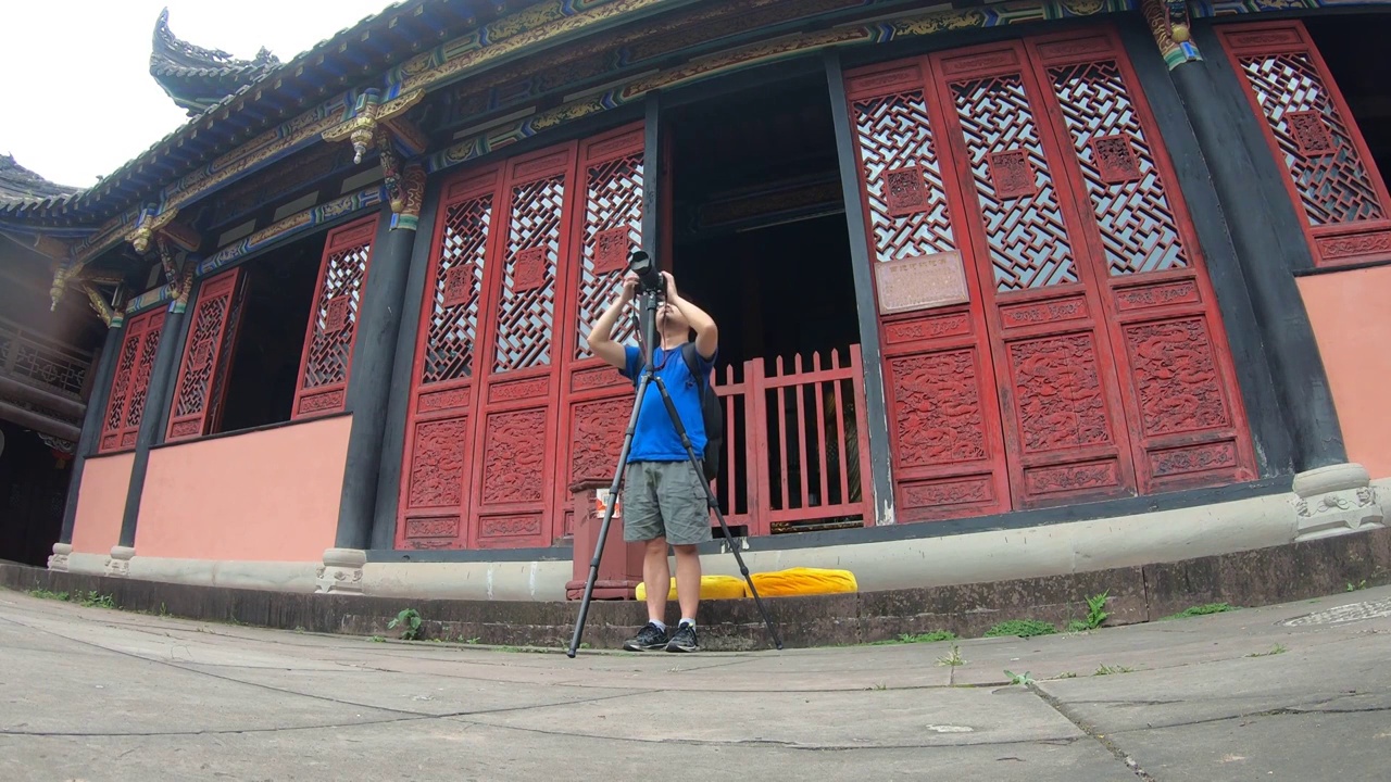 景点拍摄延时：摄影师在内江圣水寺使用三脚架拍摄视频素材