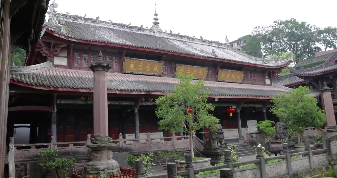 内江古迹景点：圣水寺内藏经楼，放生池，明代石桥，大雄宝殿视频素材