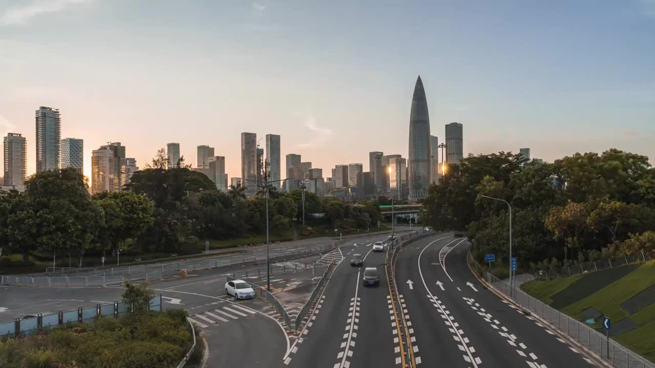 南山CBD华润春笋大厦日转夜车流延时视频素材