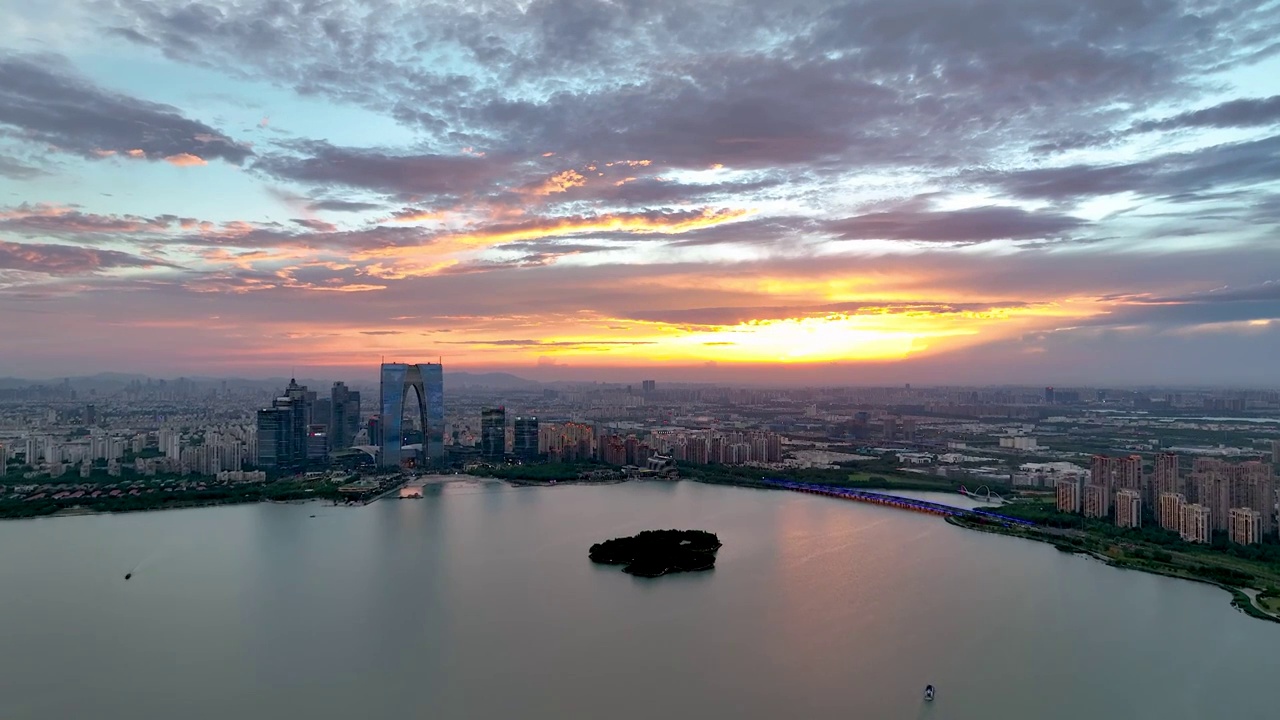 江苏苏州工业园区金鸡湖景区，东方之门，火烧云视频素材