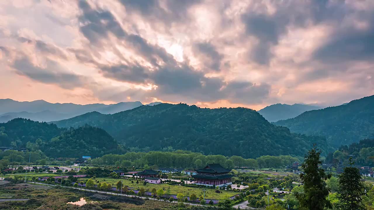 梵净山山脚下的村庄视频素材