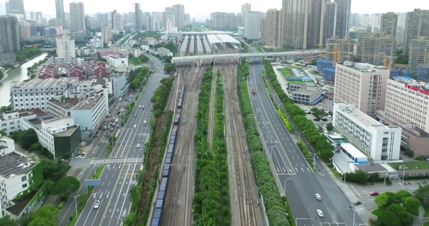 长三角地区沪宁线无锡市火车站和谐号高铁进站画面视频素材