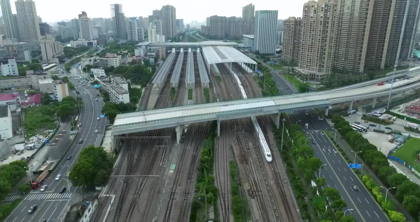 长三角地区沪宁线无锡市火车站和谐号高铁进站画面视频素材