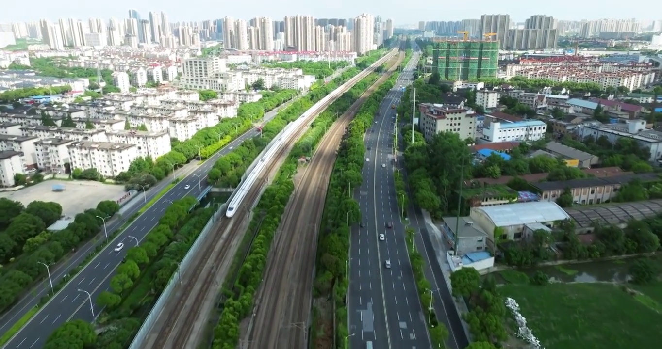 长三角地区沪宁线无锡市火车站和谐号高铁进站画面视频素材