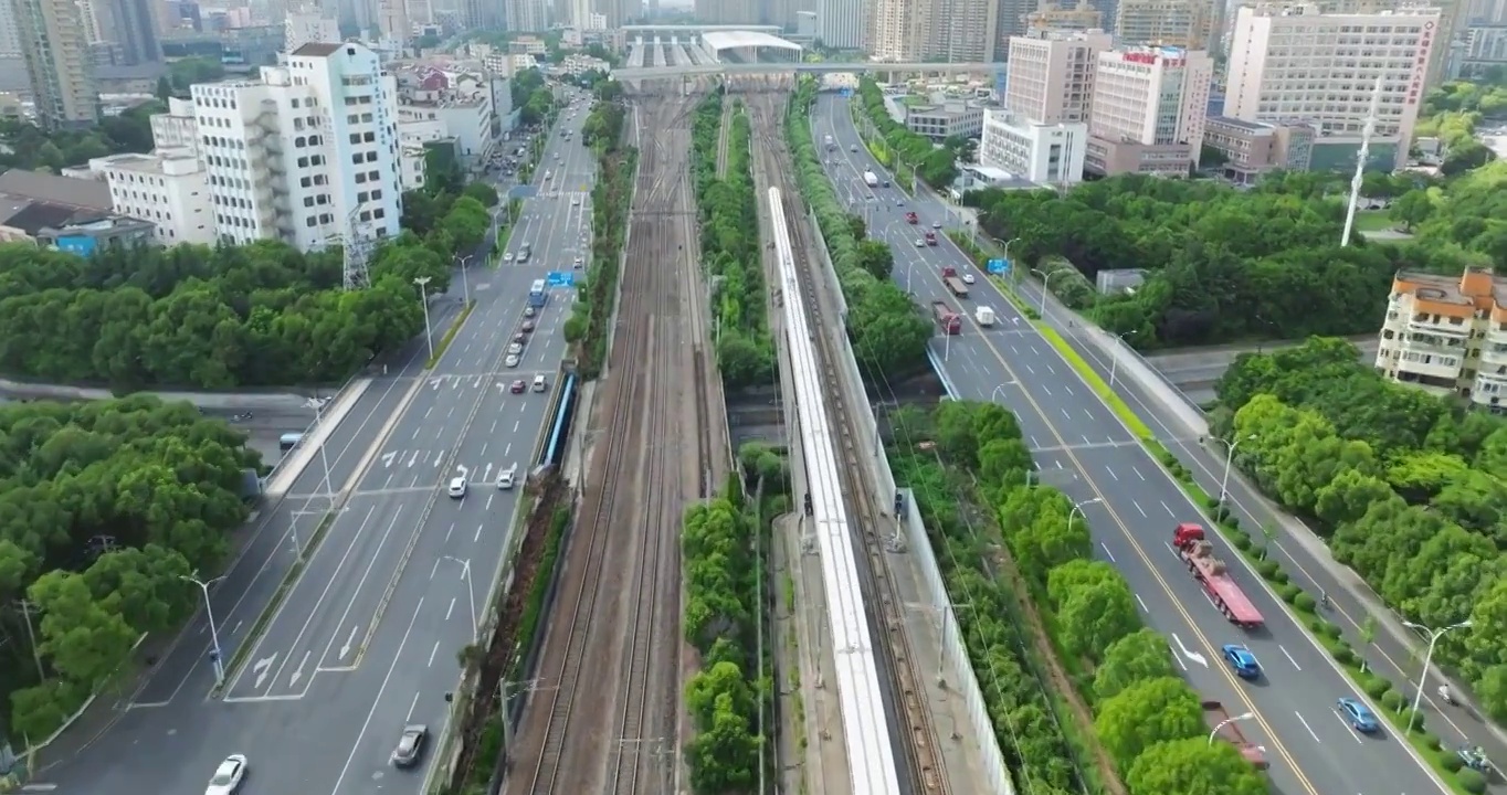 长三角地区沪宁线无锡市火车站和谐号高铁进站画面视频素材