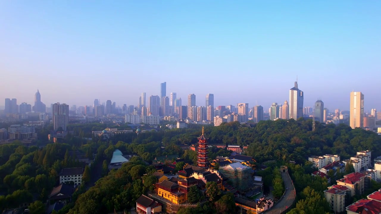 中国江苏省南京市明长城和鸡鸣寺清晨风光航拍视频素材