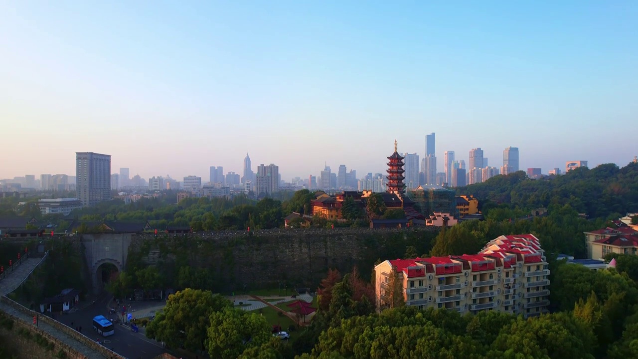 中国江苏省南京市明长城和鸡鸣寺清晨风光航拍视频素材