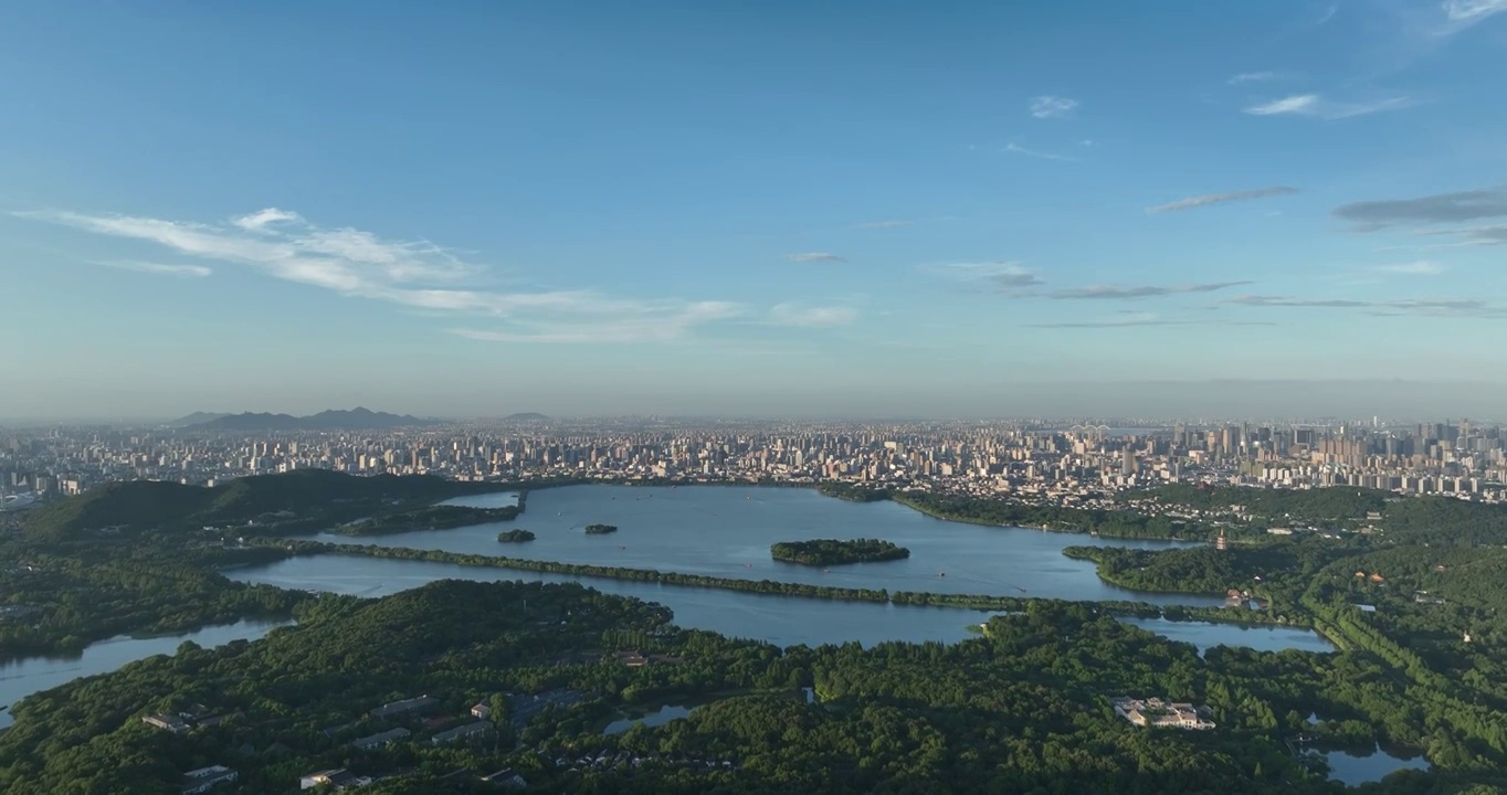 航拍杭州西湖全景和城市天际线白昼风光视频素材