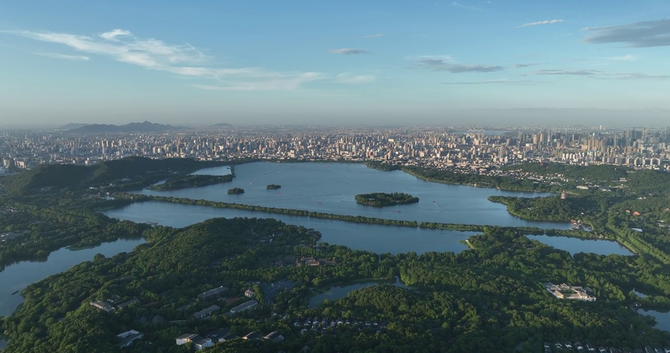 航拍杭州西湖全景和城市天际线白昼风光视频素材