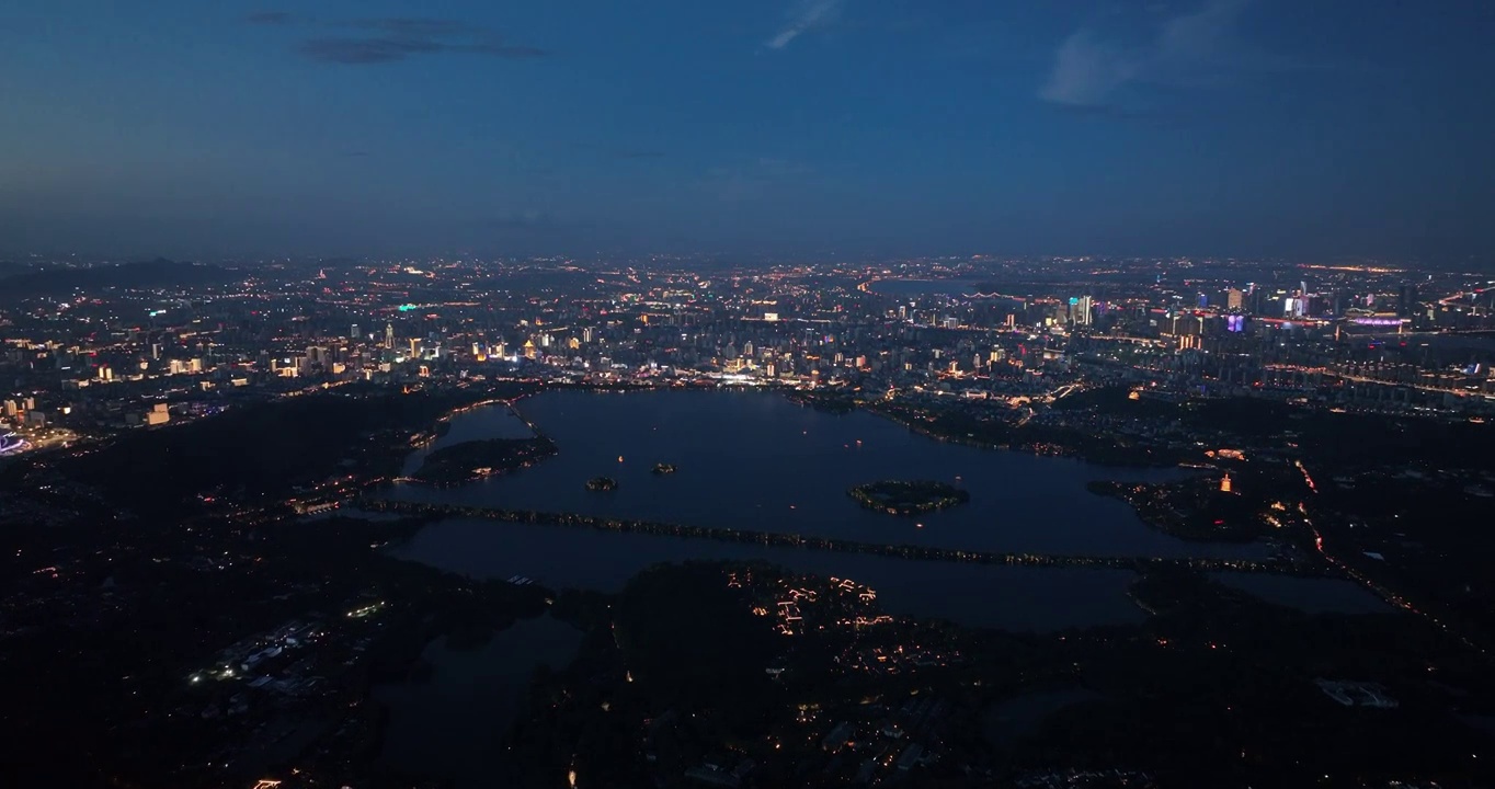 航拍杭州西湖全景和城市天际线夜景风光视频素材