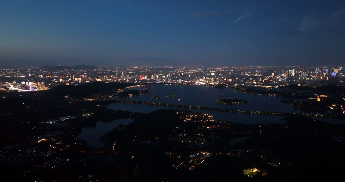 航拍杭州西湖全景和城市天际线夜景风光视频素材