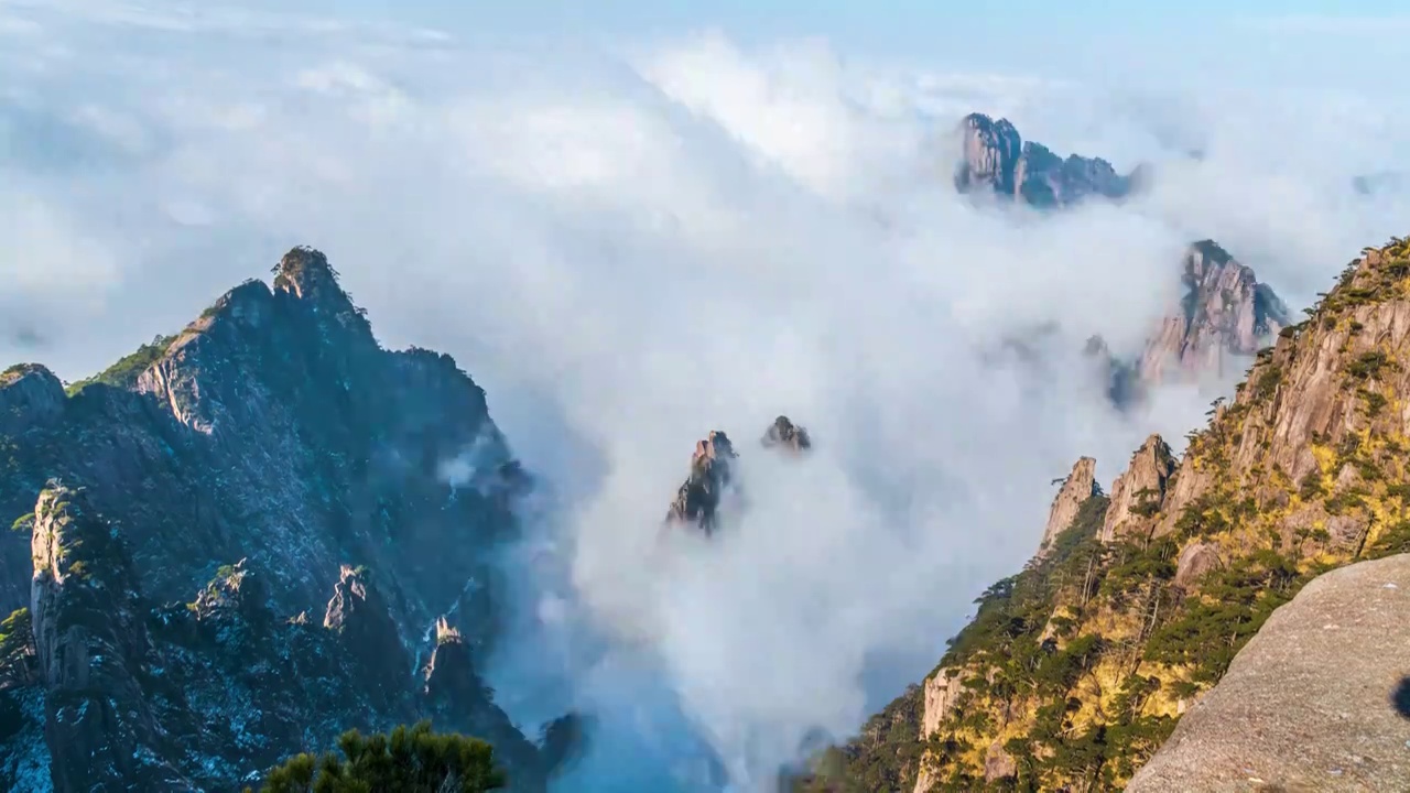 黄山群峰顶风卷云涌，安徽黄山视频素材