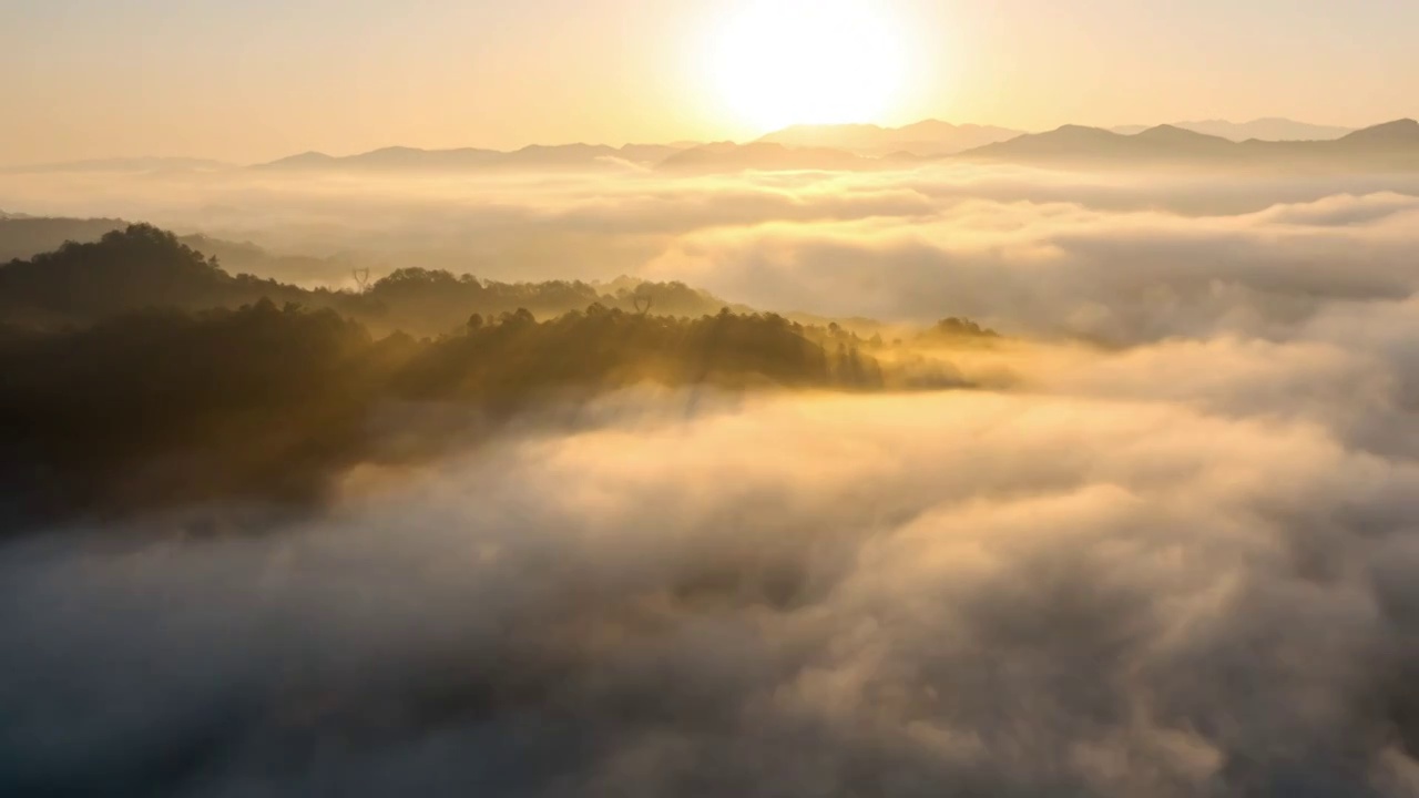 皖南川藏线方塘乡清晨山间平流雾视频素材