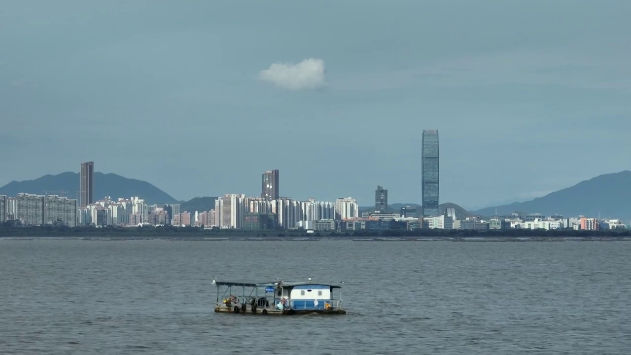 海面船只与城市建筑群视频素材