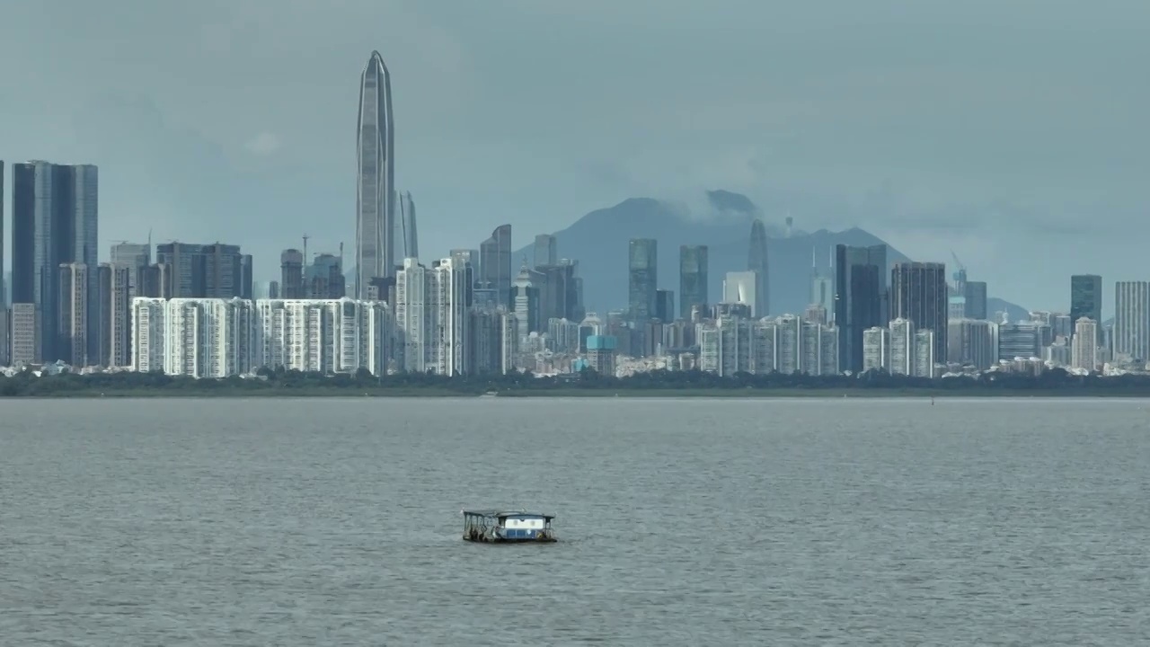 海面船只与城市建筑群视频素材