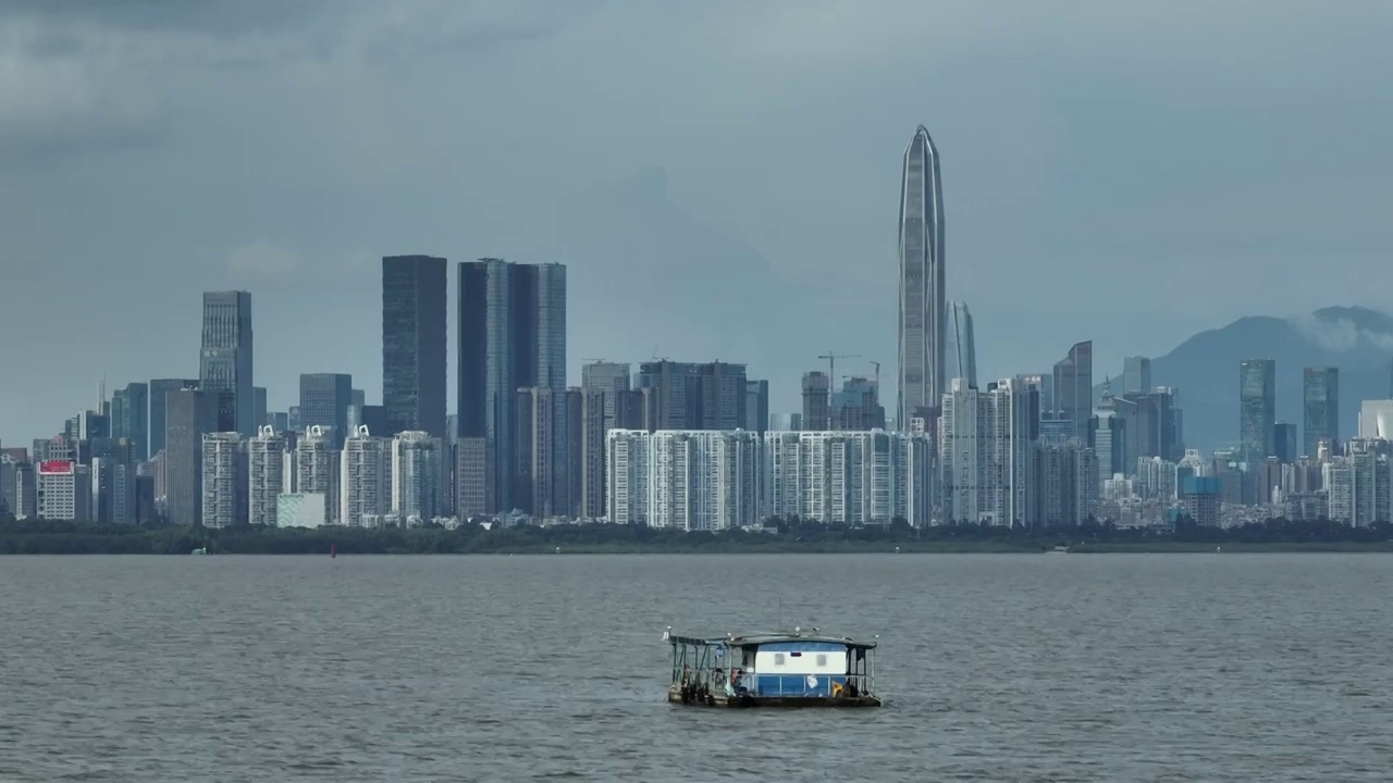 海面船只与城市建筑群视频素材