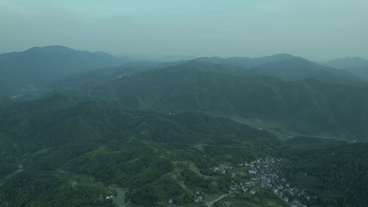 绿意盎然的山间景致视频素材