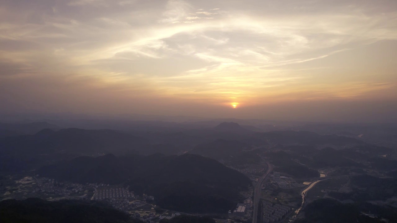 山野间的夕阳日落景观视频下载