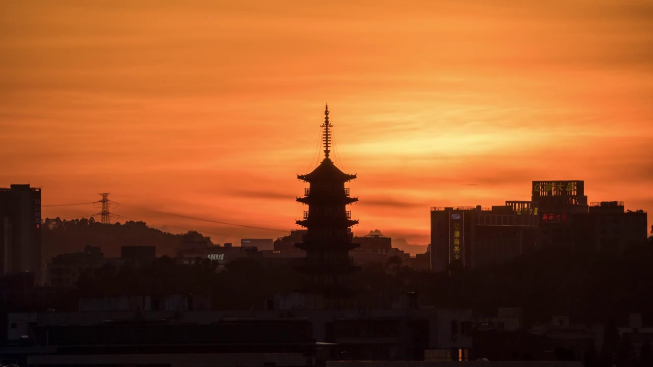 太阳从古塔边上落下-日落延时视频素材