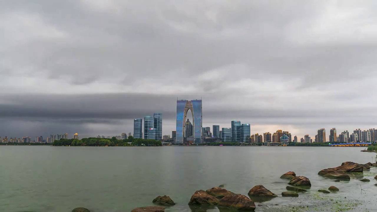 暴雨来临前的苏州园区傍晚视频素材