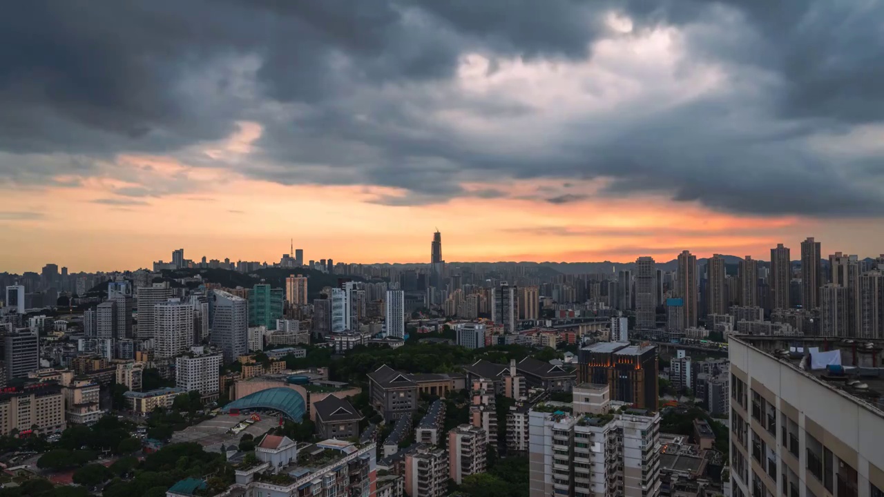 城市日转夜日落火烧云乌云压境延时视频素材