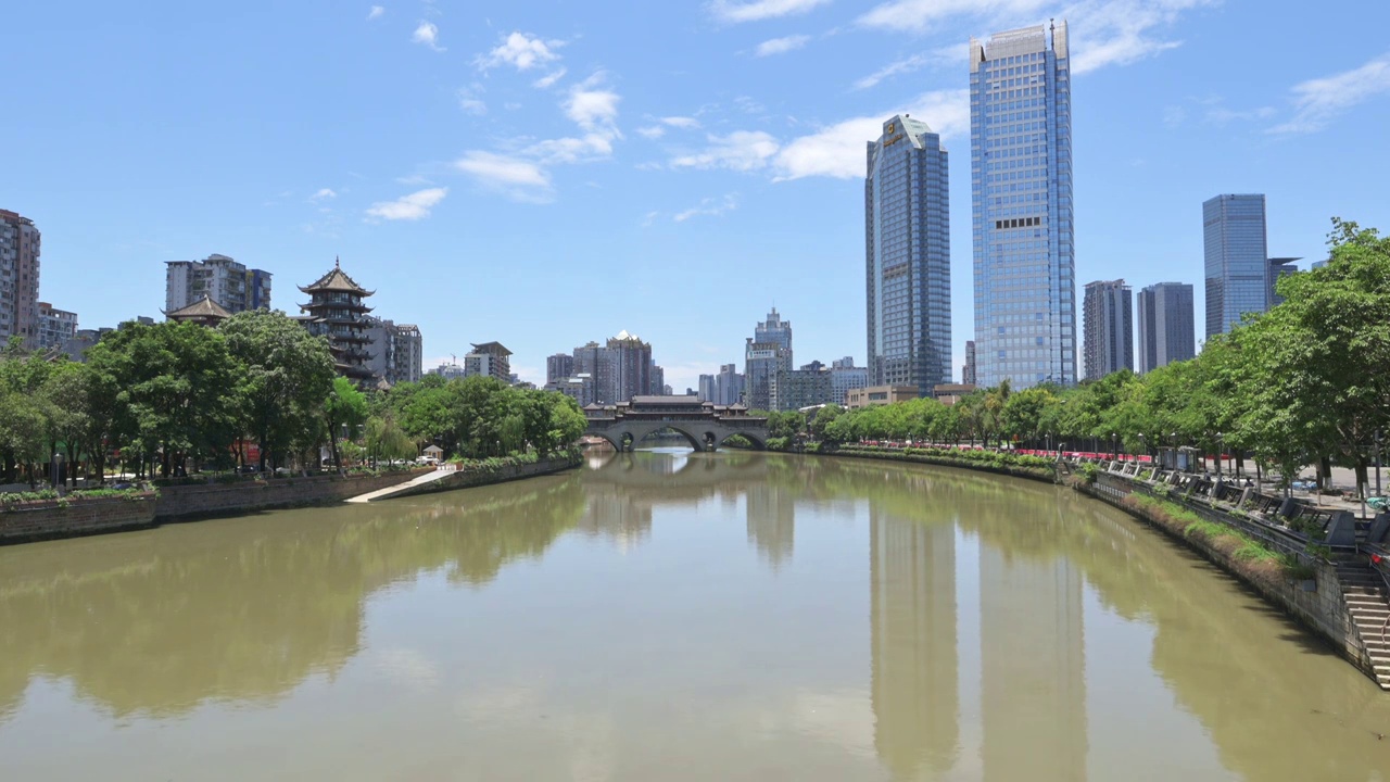 成都锦江区九眼桥安顺廊桥府南河城市风光白昼晴天实时视频素材