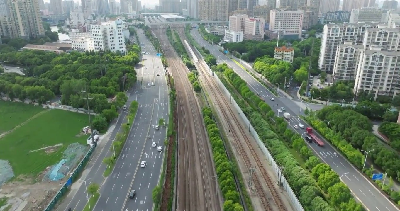 长三角地区沪宁线无锡市火车站和谐号高铁进站画面视频素材