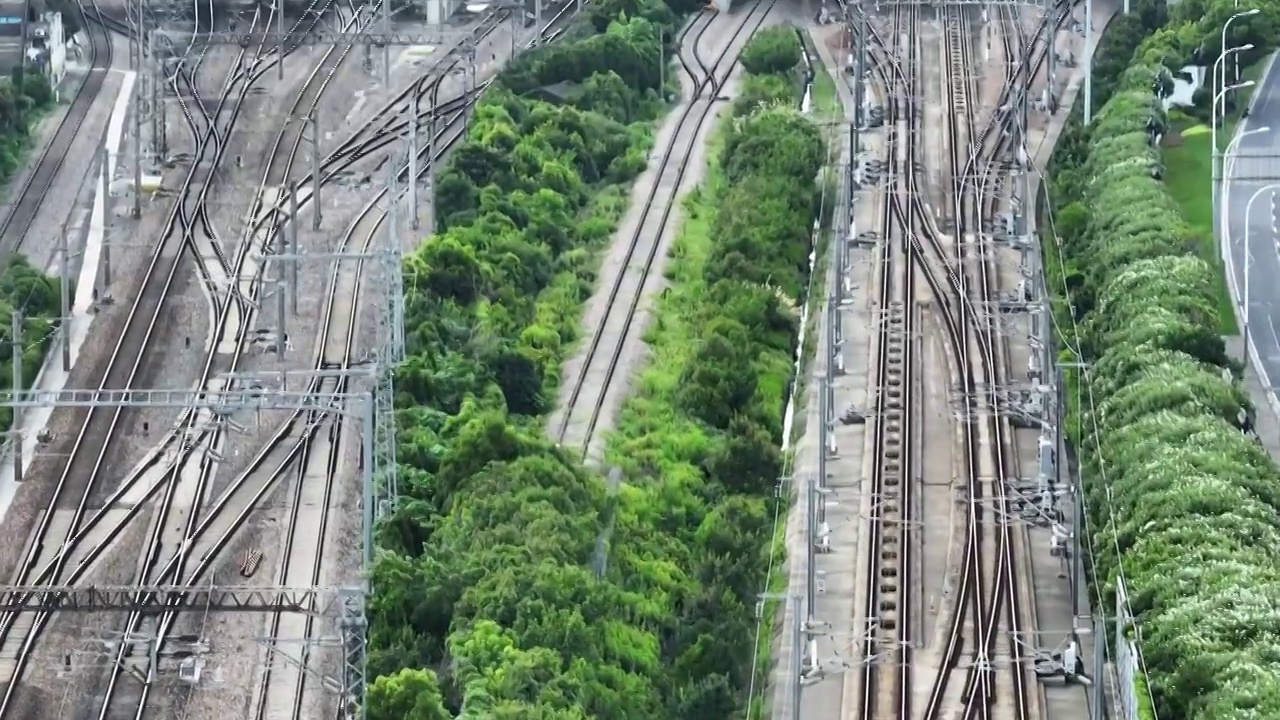 长三角地区沪宁线无锡市火车站和谐号高铁进站画面视频素材