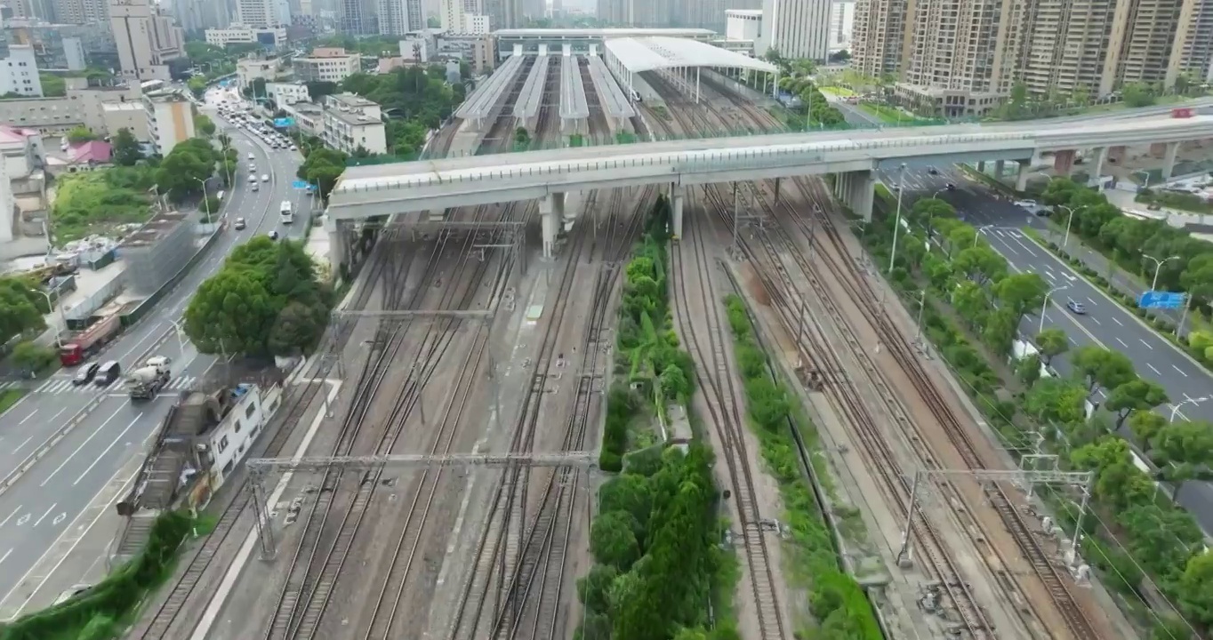 长三角地区沪宁线无锡市火车站和谐号高铁进站画面视频素材