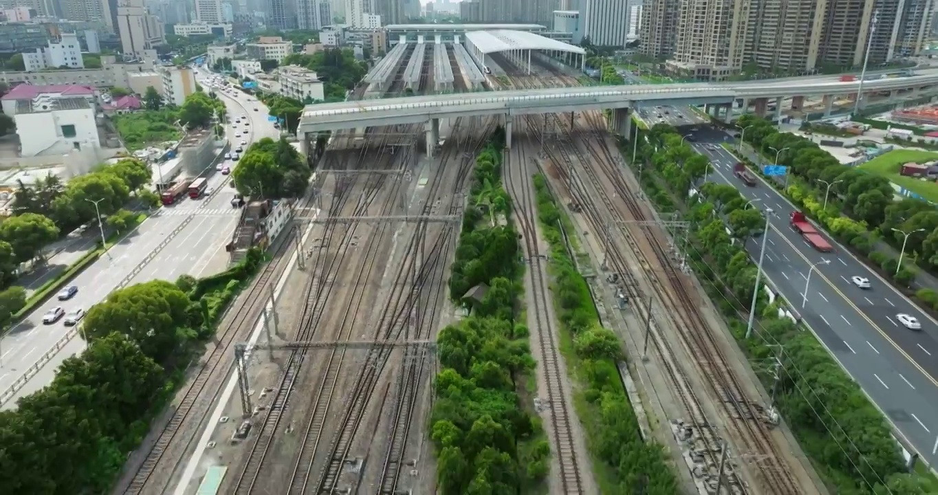 长三角地区沪宁线无锡市火车站和谐号高铁进站画面视频素材