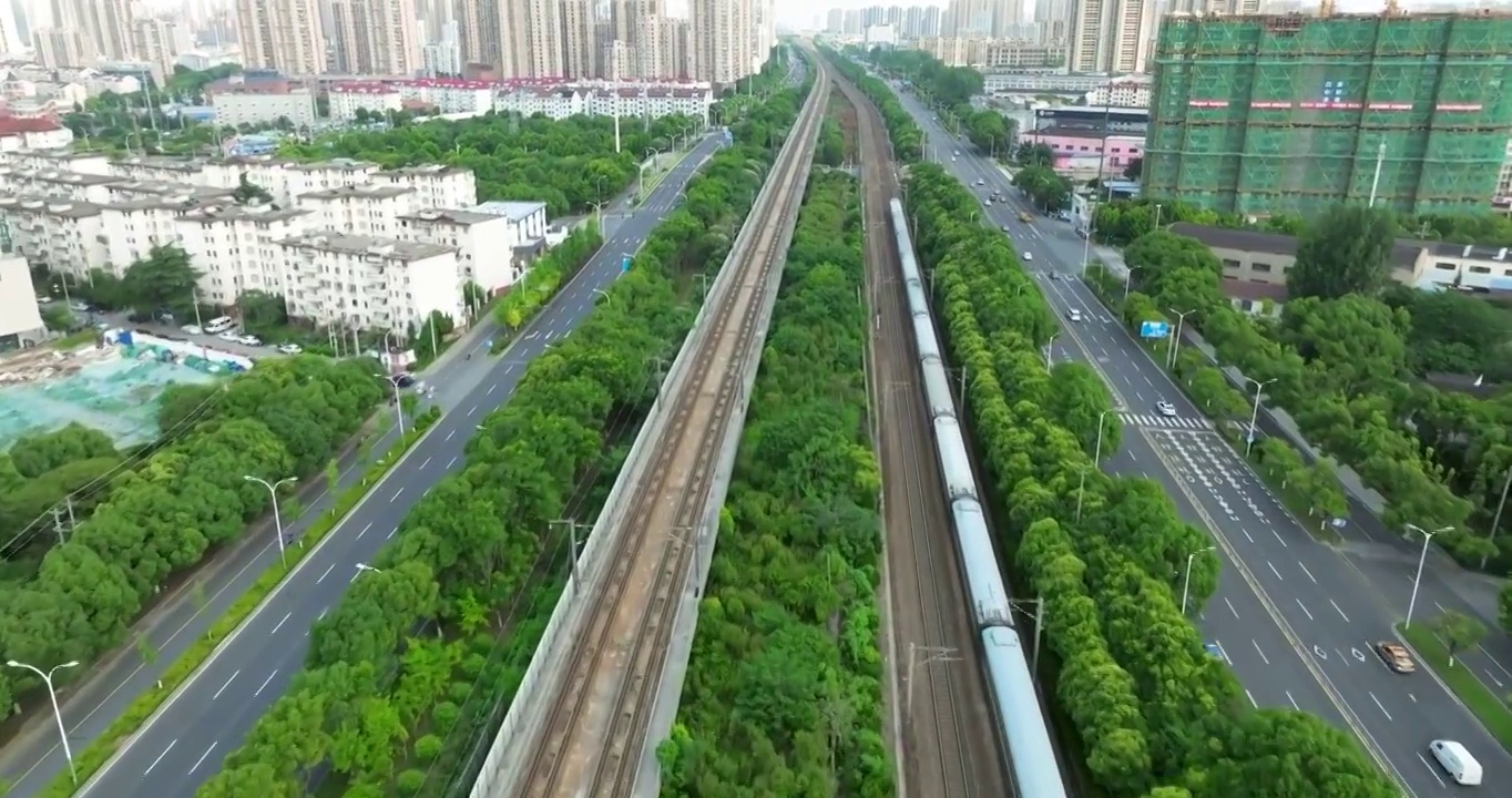 长三角地区沪宁线无锡市火车站和谐号高铁进站画面视频素材