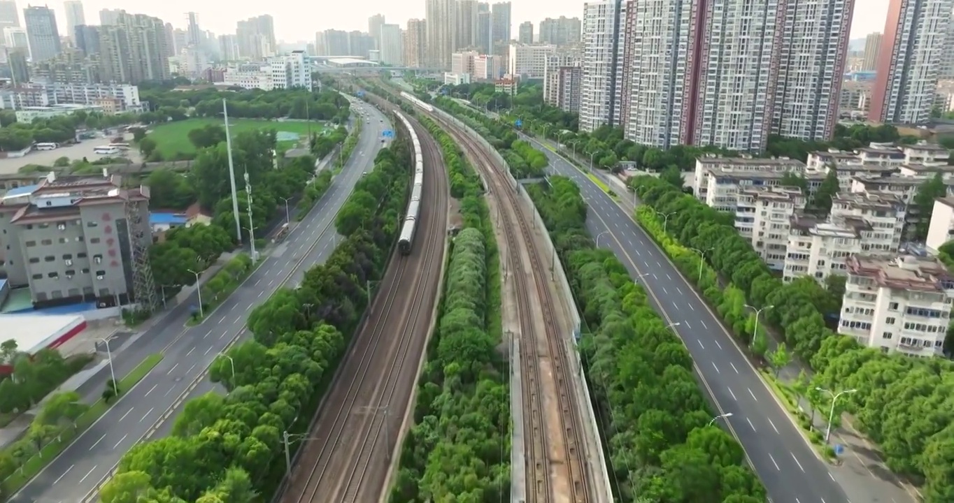 长三角地区沪宁线无锡市火车站和谐号高铁进站画面视频素材