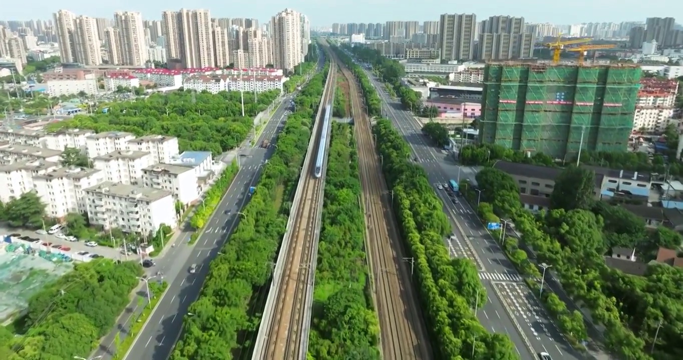 长三角地区沪宁线无锡市火车站和谐号高铁进站画面视频素材