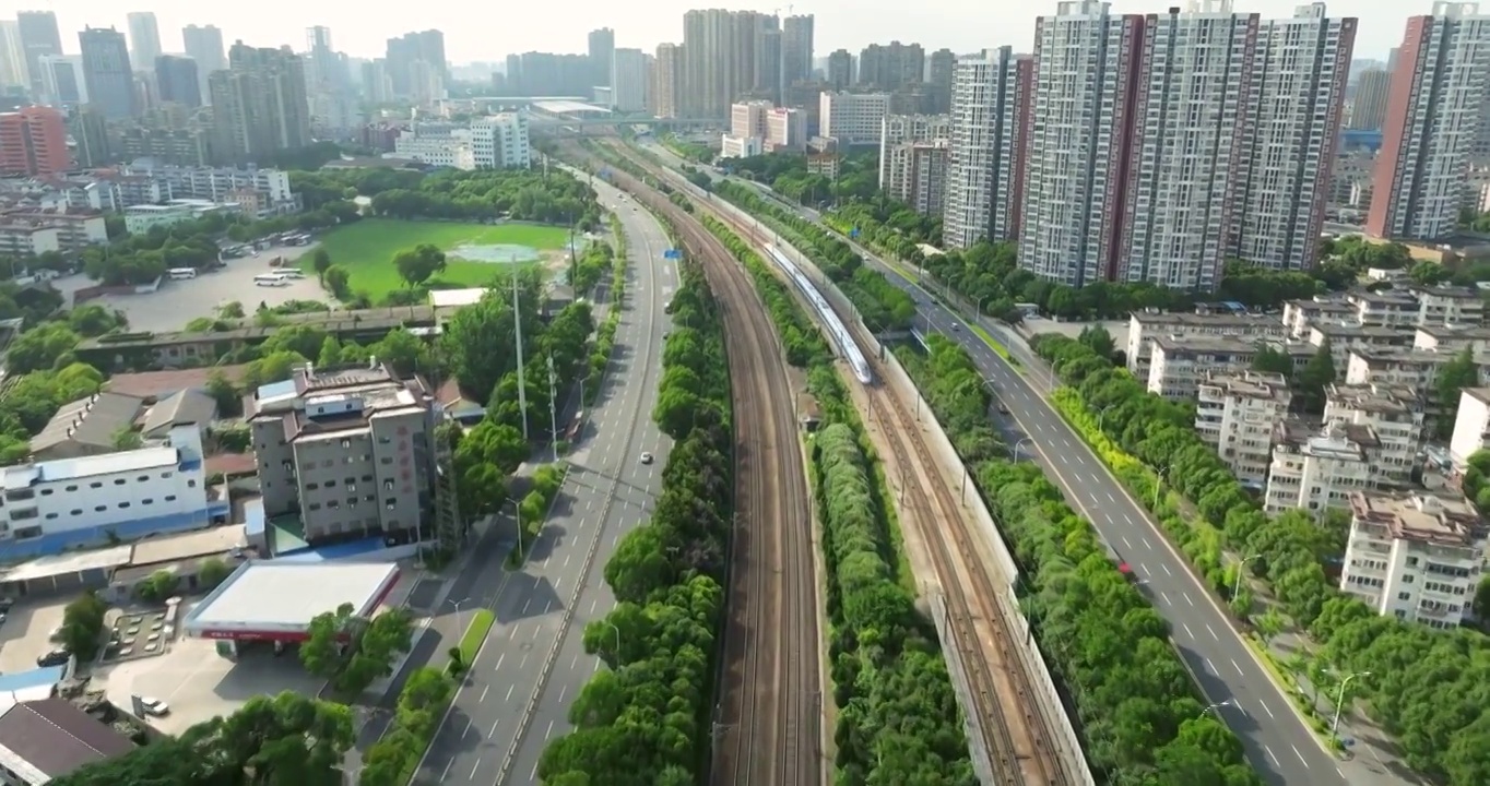 长三角地区沪宁线无锡市火车站和谐号高铁进站画面视频素材