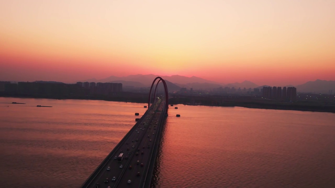 夕阳余晖下钱塘江上之江大桥航拍视频素材