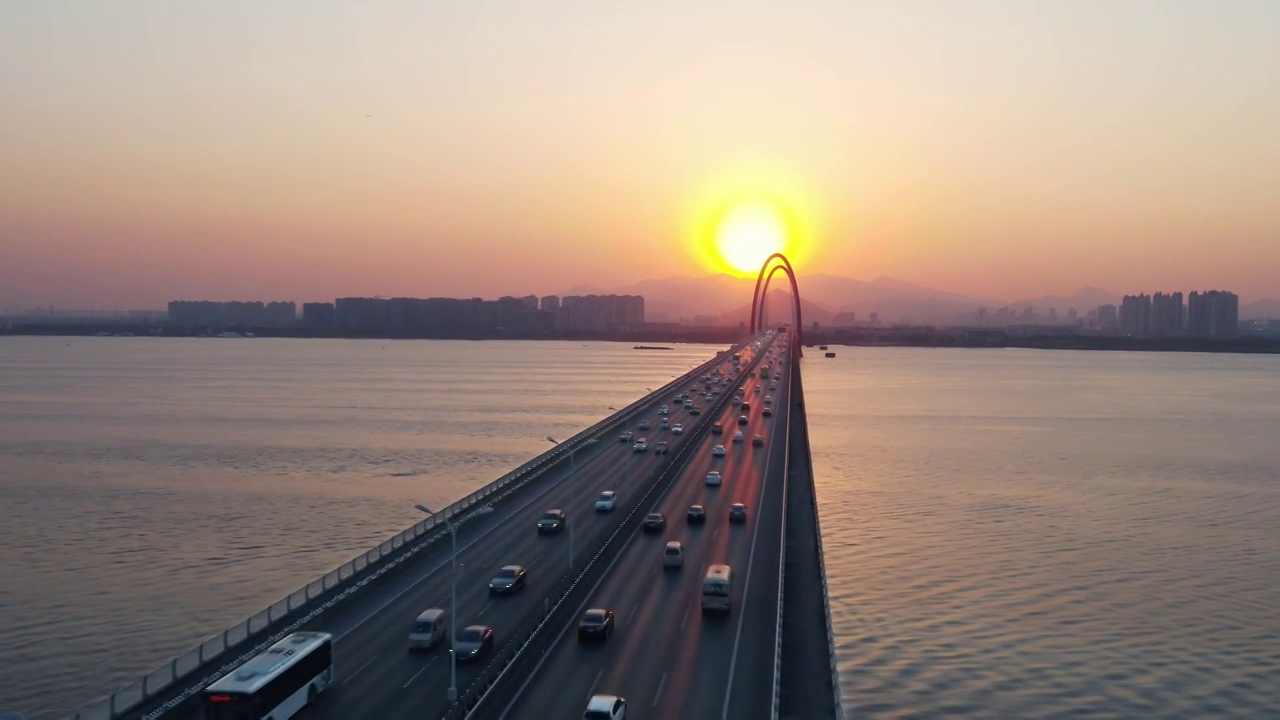 夕阳余晖下钱塘江上之江大桥航拍视频素材